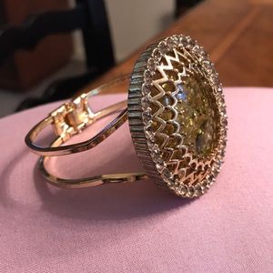 Bracelet with large brilliant color stone.